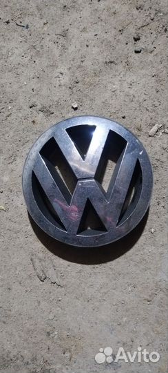 Эмблема volkswagen passat б6 в решетку радиатора