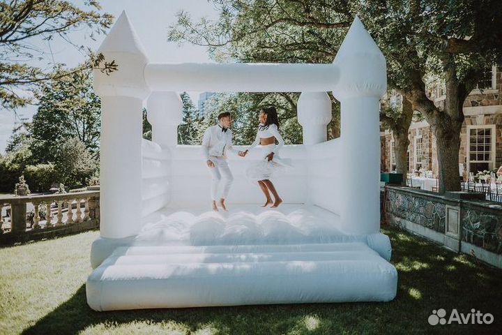 Аренда надувного батута белый замок