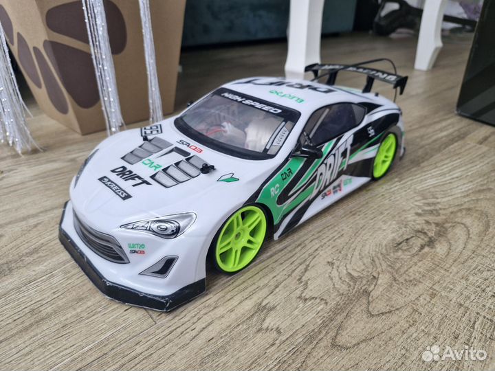 Машина на радиоуправлении для дрифта