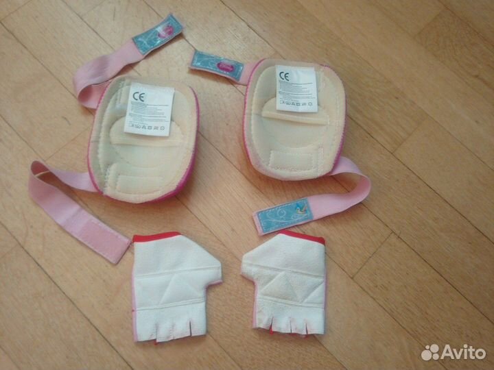 Наколенники и перчатки на 2-5 лет новые