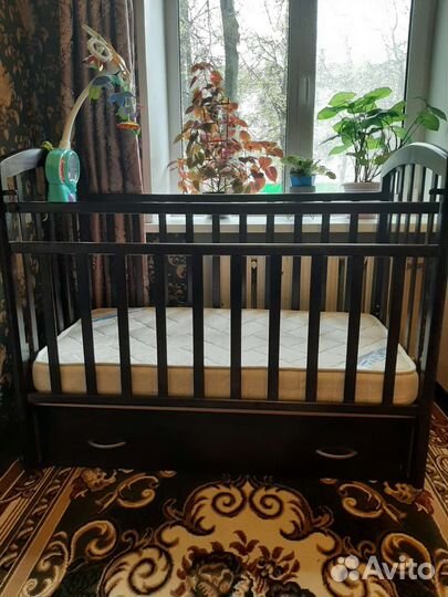 Детская кроватка с маятником и ящиком