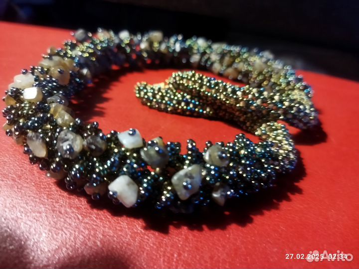 Колье из бисера с лабрадором