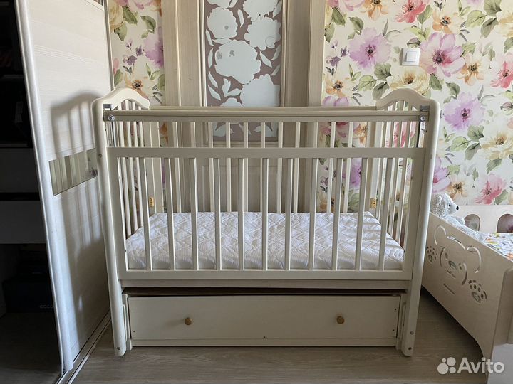 Детская кроватка с продольным маятником