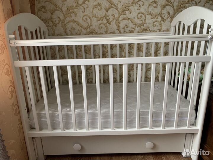 Детская кроватка с маятником