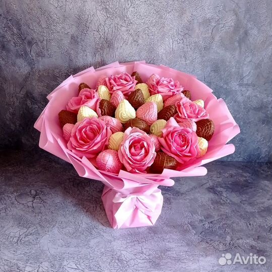 Букет из клубники в шоколаде с живыми розами