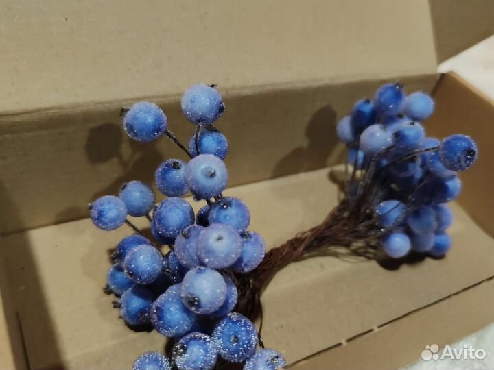 Новогодние украшения шар и ягоды