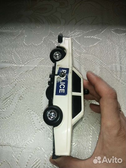 Модель автомобиля заводная