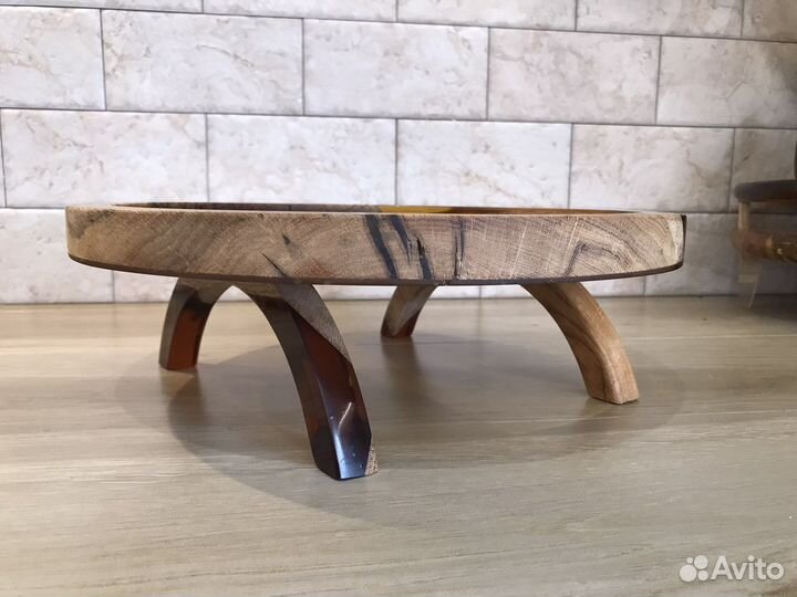 Сервировочная доска на ножках