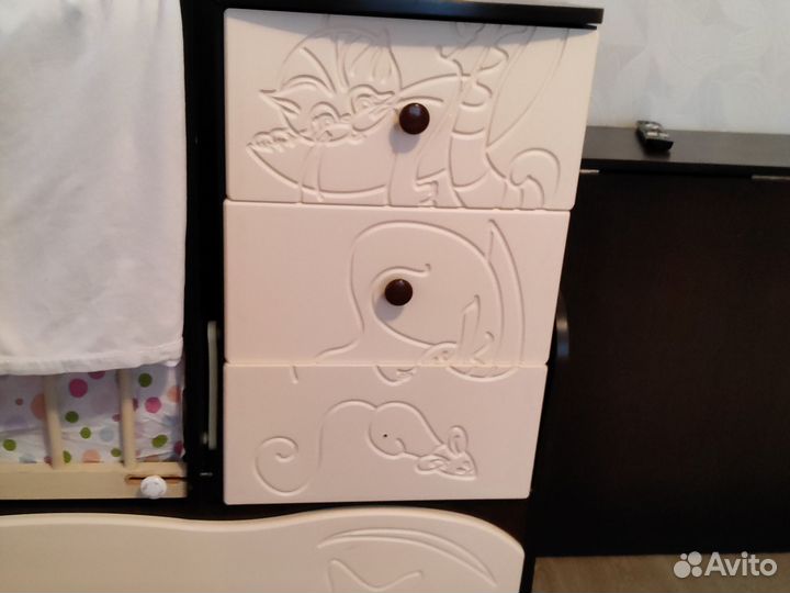 Детская кроватка с маятником и комодом