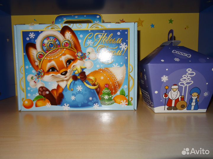 Игрушки на елку, коробки для подарков, подушка