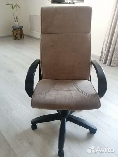 Офисное кресло
