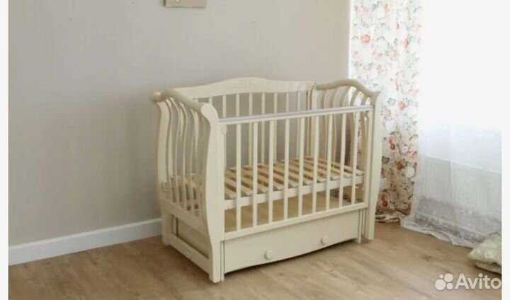 Детская кроватка с поперечным маятником