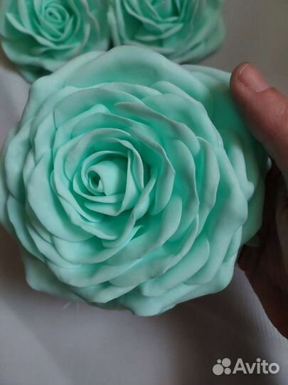 Брошь и резинки мятные розы из фоамирана