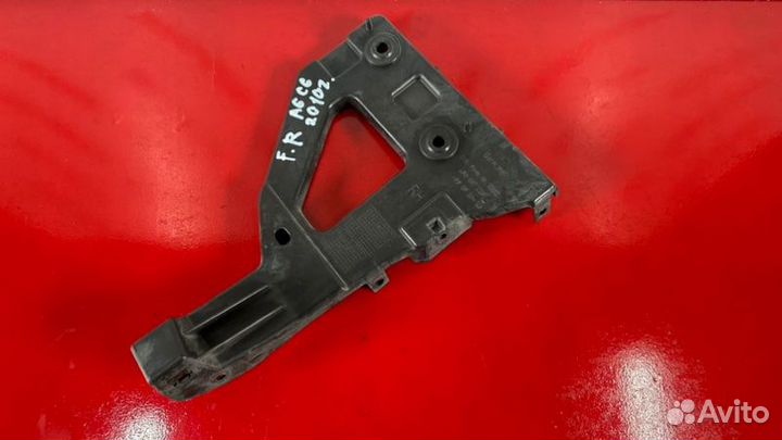 Кронштейн бампера передний правый Audi A6 C6 2.8