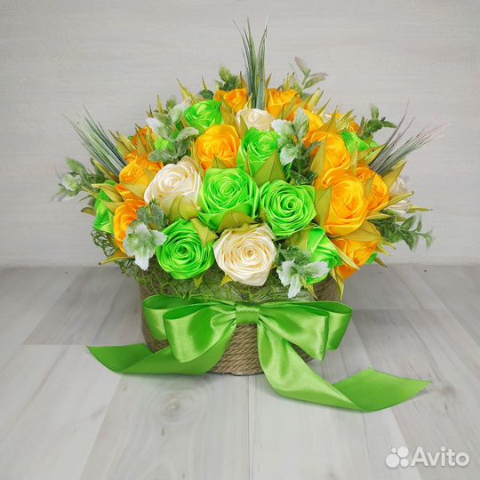 Цветы из атласных лент в шляпной коробке р. работы