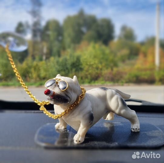 Фигурка собаки на панель автомобиля