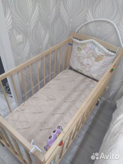 Детская кроватка с маятником
