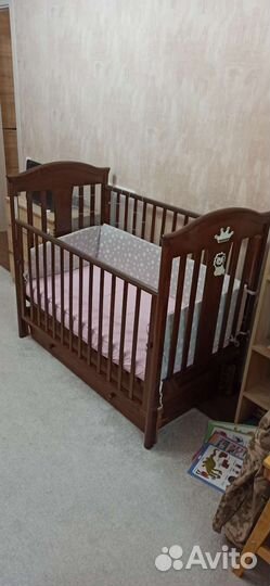 Детская кроватка с маятниковым механизмом