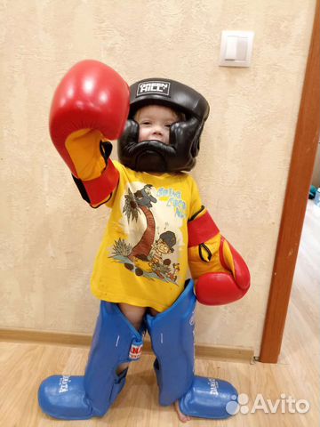 Боксерские перчатки, шлем, защита