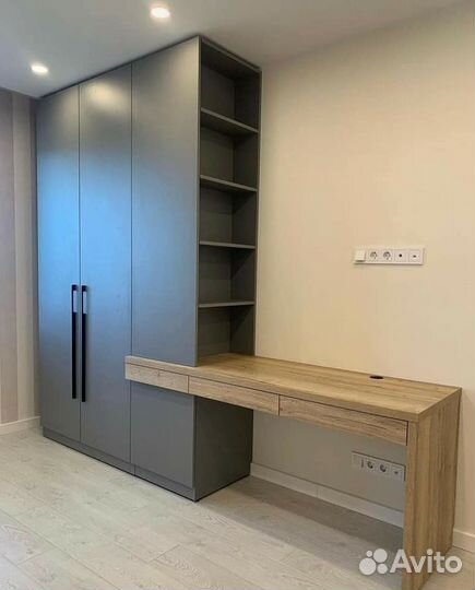 Рабочая зона со шкафом у окна