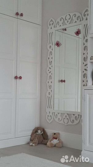 Зеркало резное в виде окна с наличниками