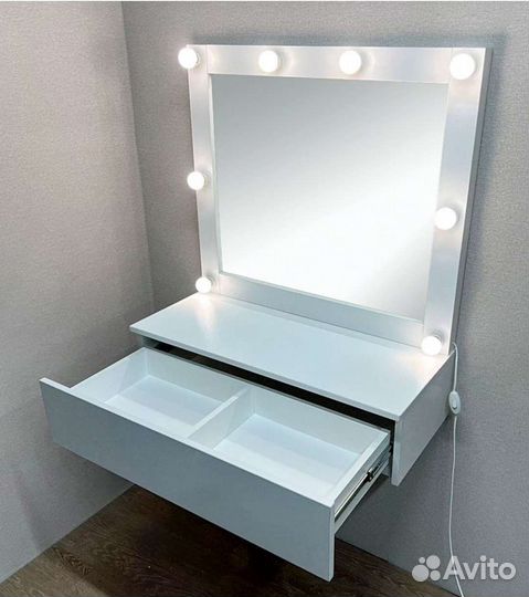 Туалетный столик с зеркалом и подсветкой
