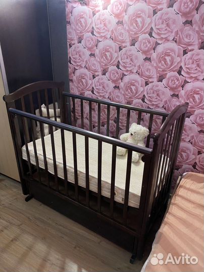 Детская кроватка с маятником