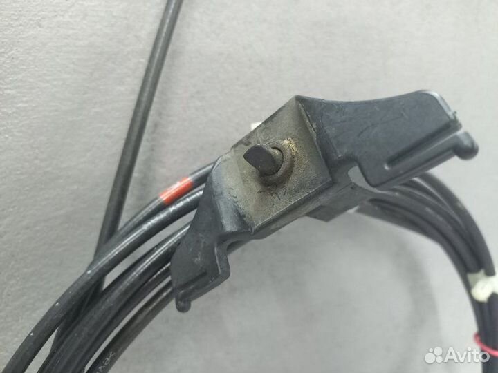 Трос лючка бака Mitsubishi Pajero 4 6G72 2011