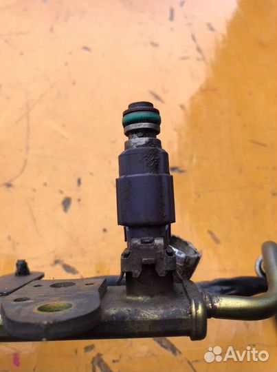 Топливная рампа Nissan Serena C24 QR20DE 2001