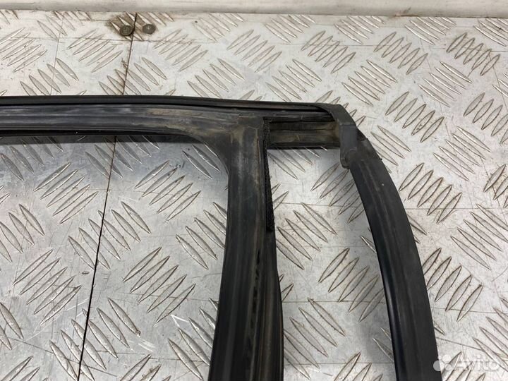 Б/У уплотнительная резинка стекла задний левый
