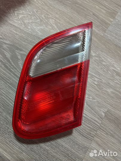 Фонарь крышки багажника правый Mercedes W208