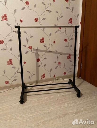 Вешалка напольная на колесиках