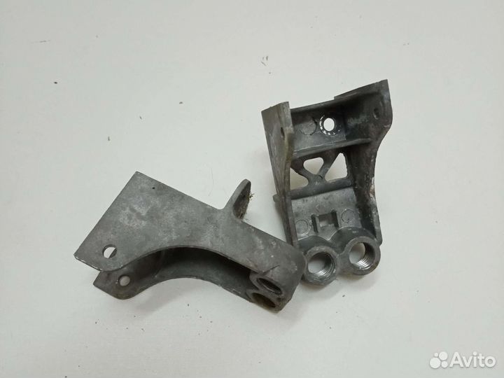 Петля (нижняя) холодильника Whirpool