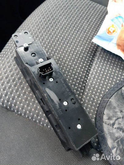 Блок кнопок стеклоподьемника на мерседес 639