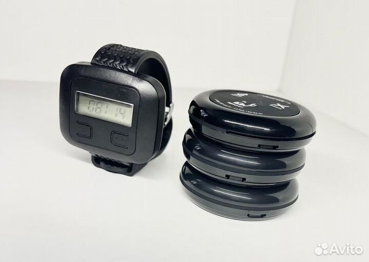 Часы и кнопки вызова официанта в ассортименте