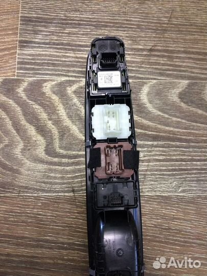 Блок управления стеклоподъёмниками Renault Arkana