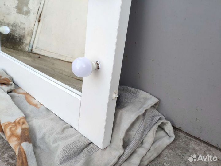 Зеркало с лампочками для макияжа