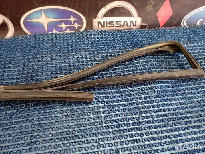 Уплотнитель стекла двери передний правый Suzuki