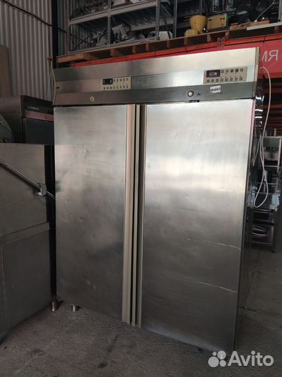 Холодильный шкаф