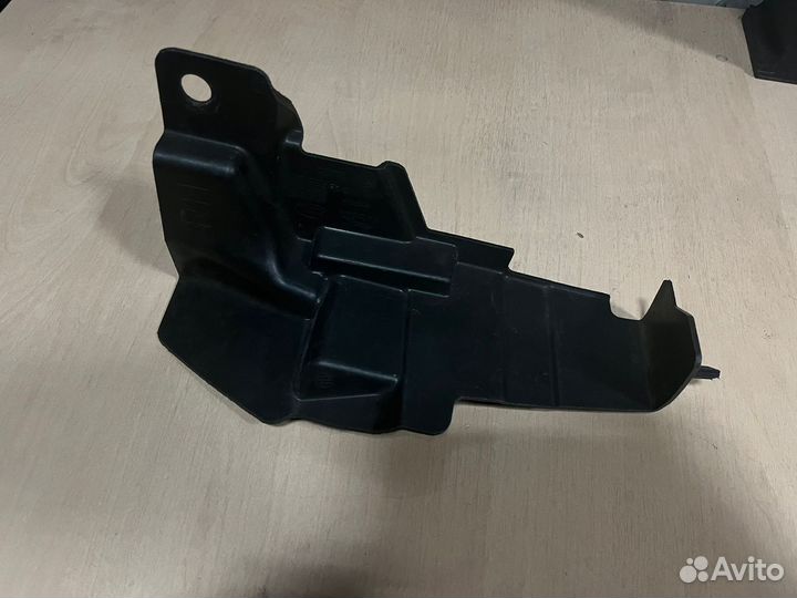 Воздуховод радиатора правый Discovery 5