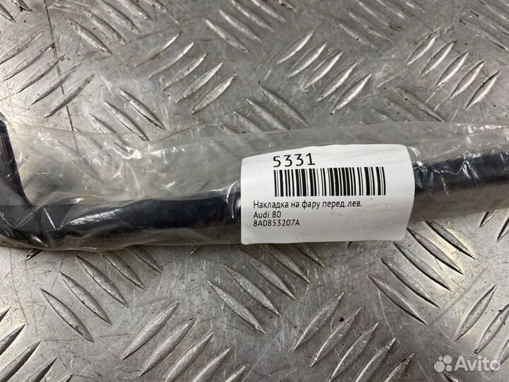 Накладка на фару передняя левая Audi 80