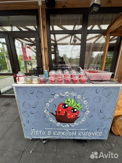 Продавец клубники в шоколаде