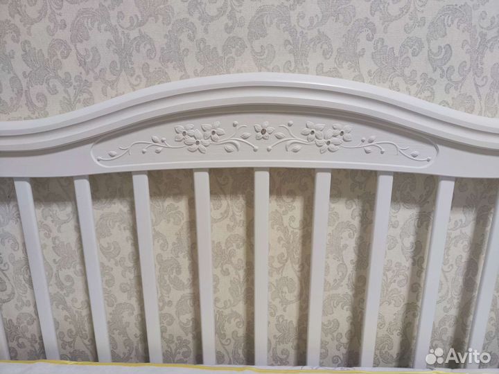 Детская кроватка с продольным маятником