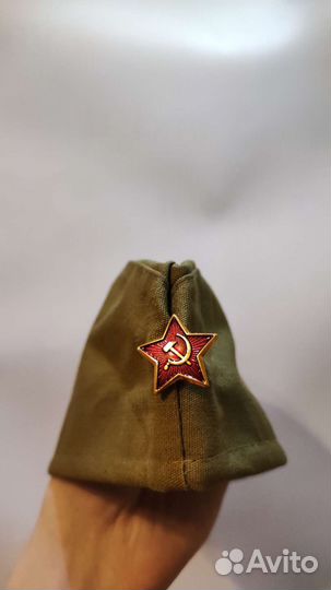 Пилотка, флаги, значки, ленты