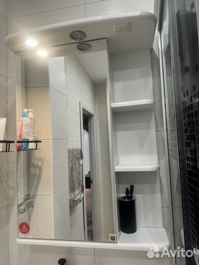 Подвесной шкаф с зеркалом и подсветкой