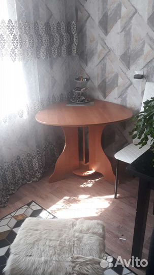 Стол угловой кухонный