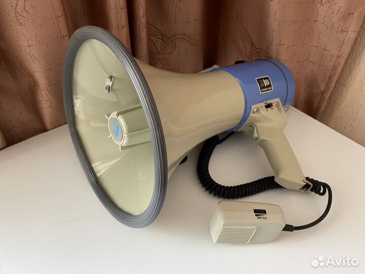 Мегафон с микрофоном / новый / 45-50 Вт