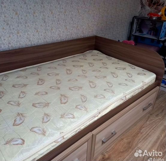 Кровать с ящиками 90* 200 б/у