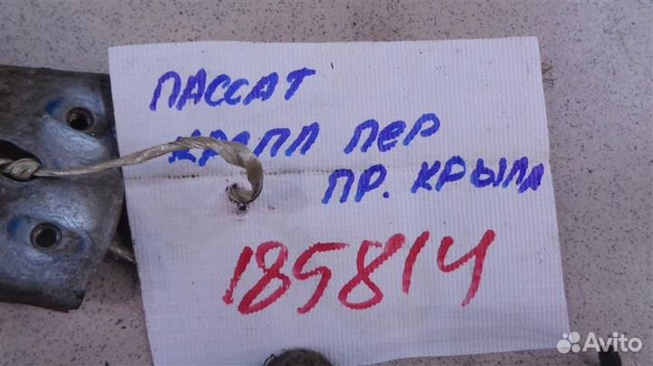 Кронштейн крепления переднего крыла правый Volksw