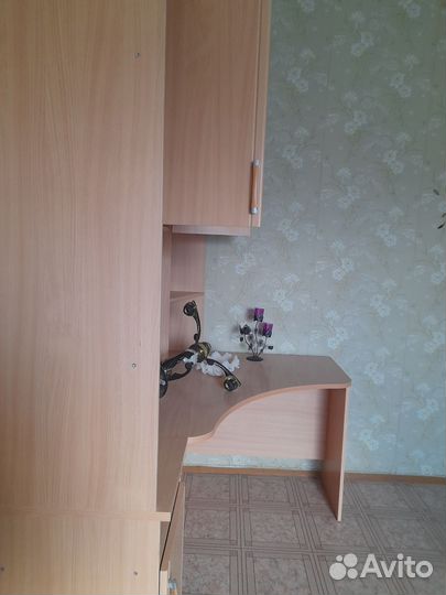 Компьютерный стол. 2 - кровати